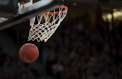 篮球直播画面 - NBA赛场球员飞跃扣篮，观众欢呼气氛热烈